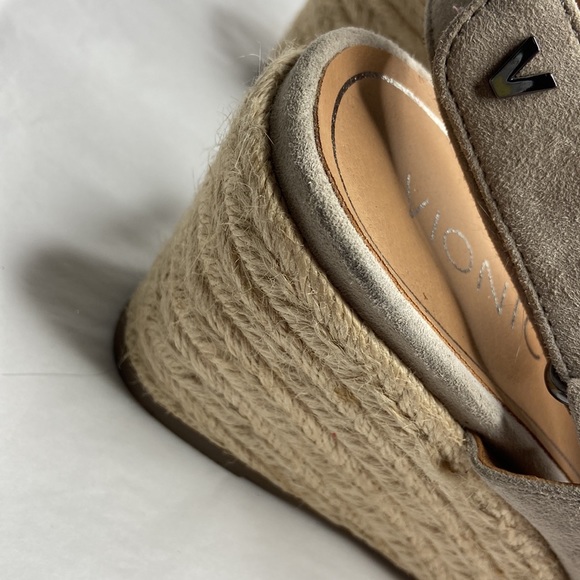 Vionic size 9 cream colored 3 inch wedge sandals in excellent condition - Picture 2 of 13